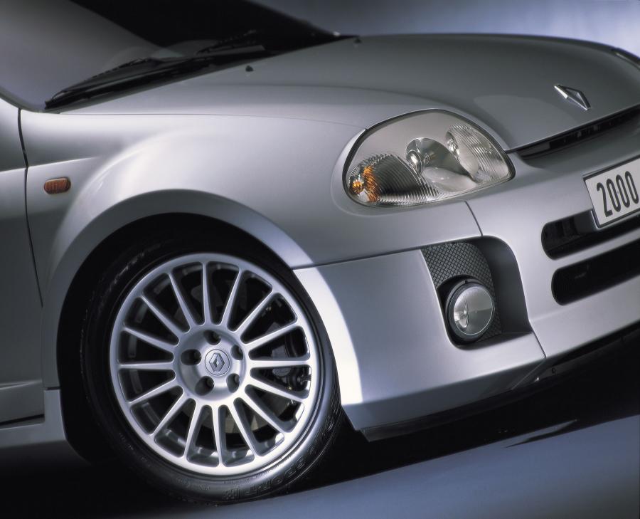  Renault Clio V6 Sport 1999 года  (фото 22 из 40)